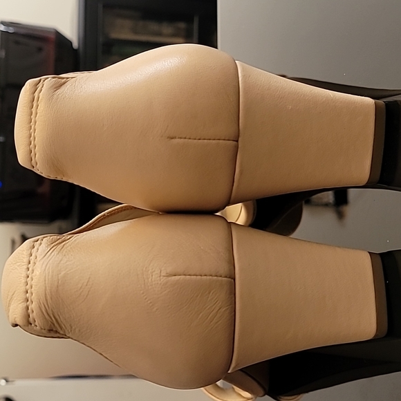 *NWOB* Nude LEATHER wedge sandals - Picture 4 of 4